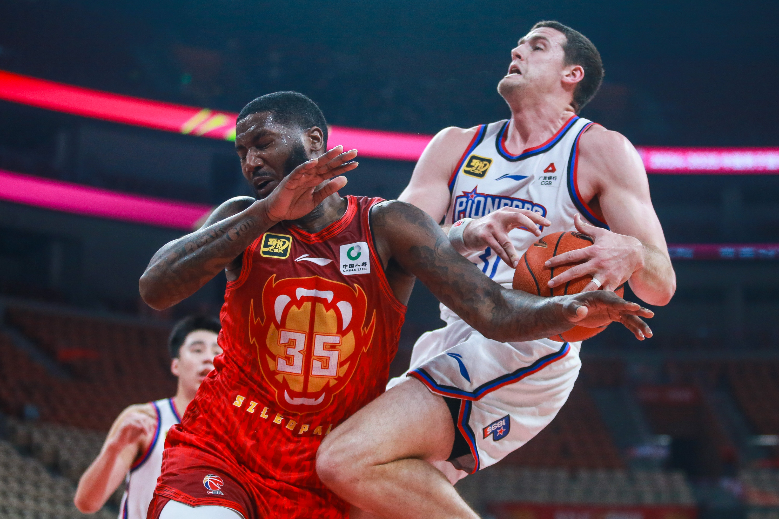 亚运会抢七大战对决在即！明尼苏达森林狼演练定位球，辽宁男篮密集防守应对的简单介绍